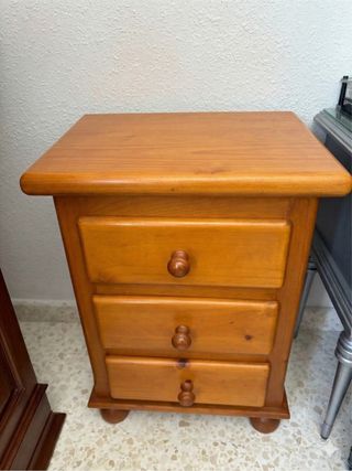 Mesita de noche de madera