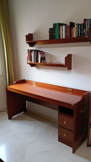 Escritorio madera clásico con 2 estantes