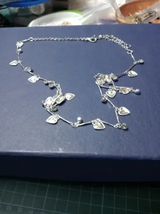 Collar plateado con corazones