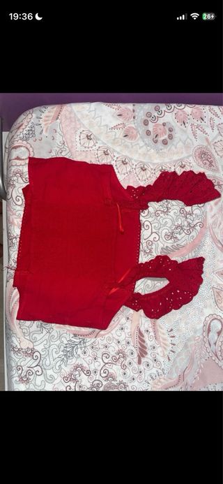 Top Stradivarius blanco bordado y rojo de encaje