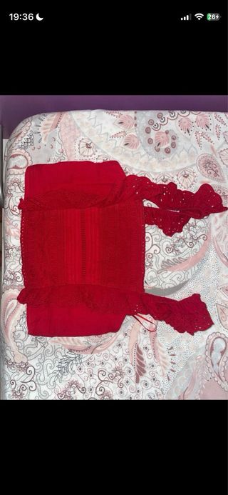 Top Stradivarius blanco bordado y rojo de encaje