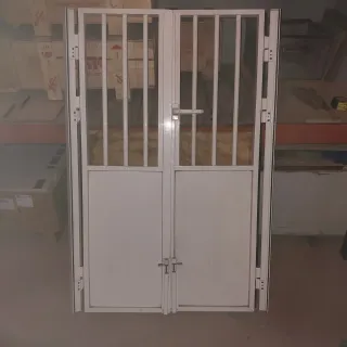 Puerta doble metálica blanca