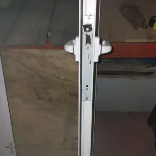 Puerta doble metálica blanca