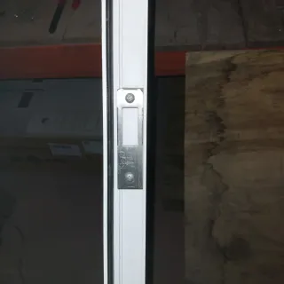 Puerta doble metálica blanca