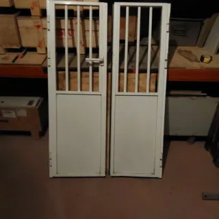 Puerta doble metálica blanca