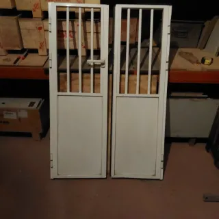 Puerta doble metálica blanca