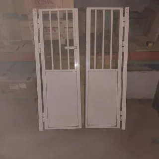 Puerta doble metálica blanca