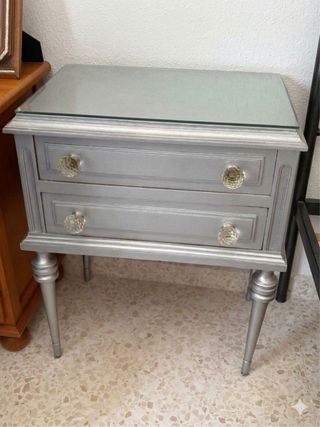 Mesita de noche plateada con tiradores de cristal