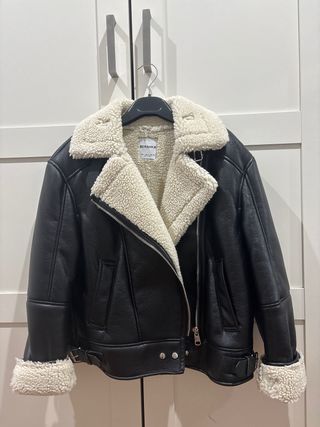 Chaqueta Bershka negra con borreguito