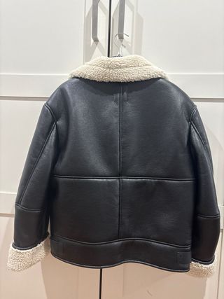 Chaqueta Bershka negra con borreguito