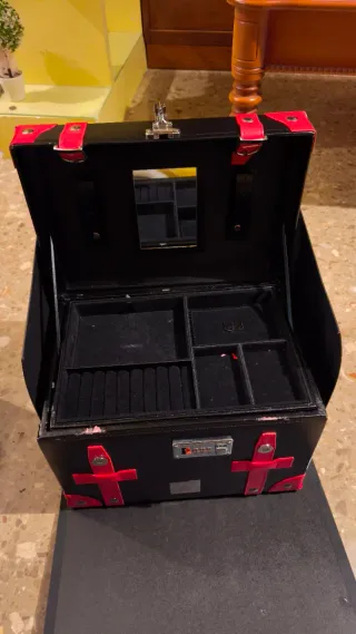 Caja de maquillaje ABcollezioni negra y roja