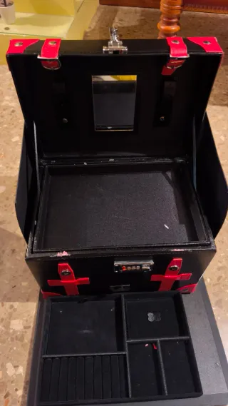 Caja de maquillaje ABcollezioni negra y roja