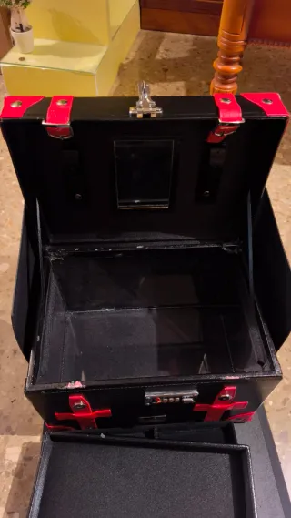 Caja de maquillaje ABcollezioni negra y roja
