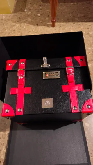 Caja de maquillaje ABcollezioni negra y roja