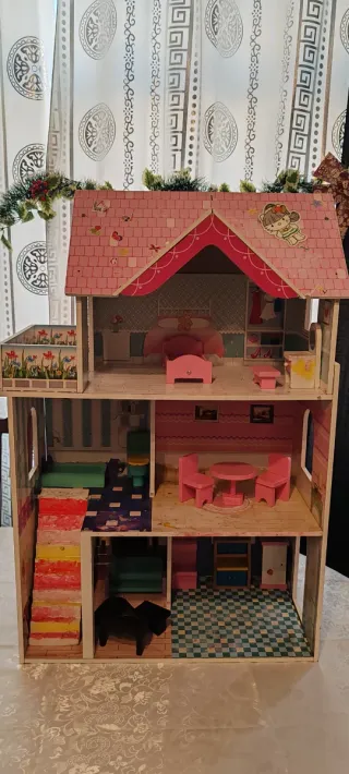 Casa de muñecas de madera