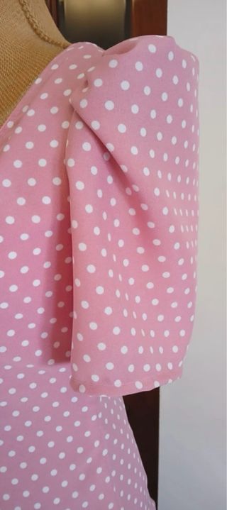 Vestido rosa lunares blancos