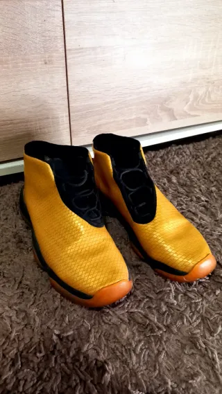 Zapatillas Jordan Amarillas y Negras