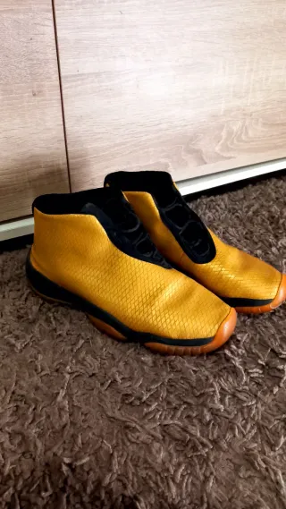 Zapatillas Jordan Amarillas y Negras