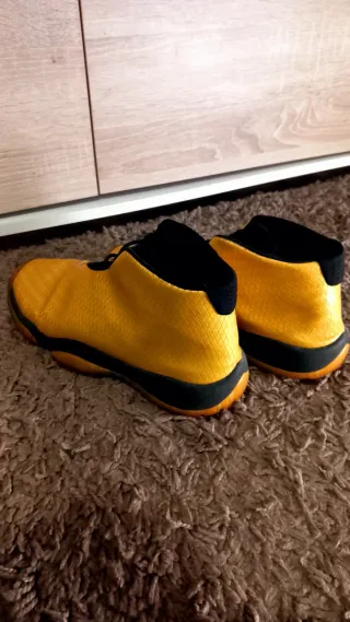 Zapatillas Jordan Amarillas y Negras