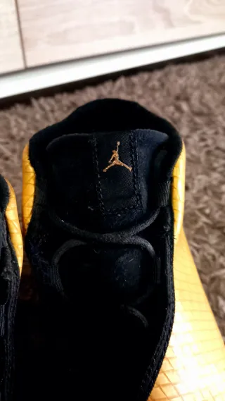 Zapatillas Jordan Amarillas y Negras