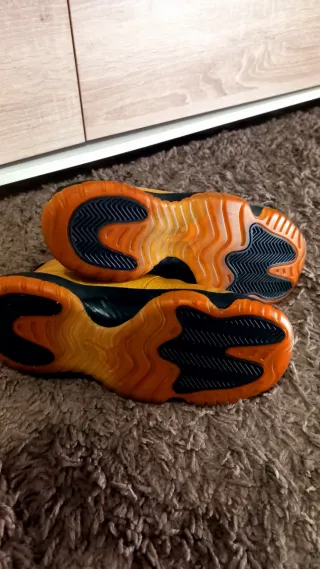 Zapatillas Jordan Amarillas y Negras