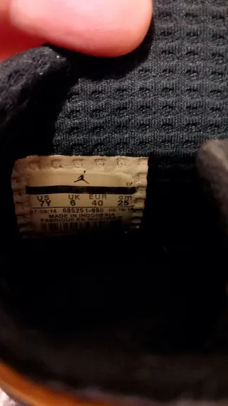 Zapatillas Jordan Amarillas y Negras