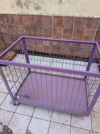 Carro metálico con ruedas