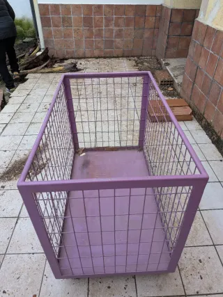 Carro metálico con ruedas