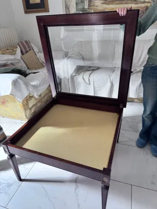 Tavolino artigianale in legno e vetro molato