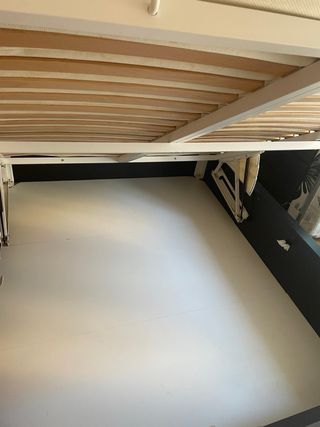 Cama doble con cabecero de tela y madera