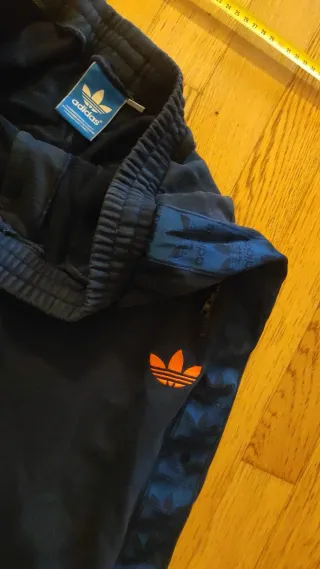 Pantaloni tuta Adidas blu con dettagli arancioni