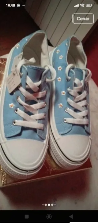 Zapatillas deportivas azules con flores