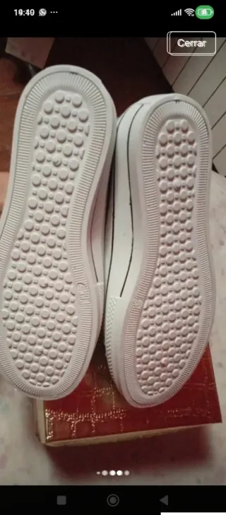 Zapatillas deportivas azules con flores