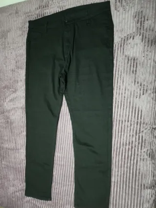 Pantalón negro con raya lateral
