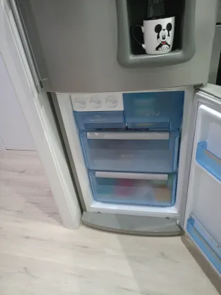 Nevera plateada con dispensador