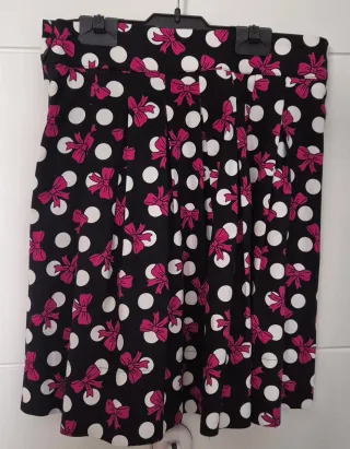 Bolero peludo rojo, Top Negro y Falda Estampada