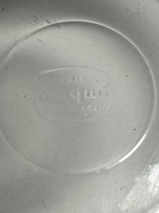 Cuenco de cristal con líneas