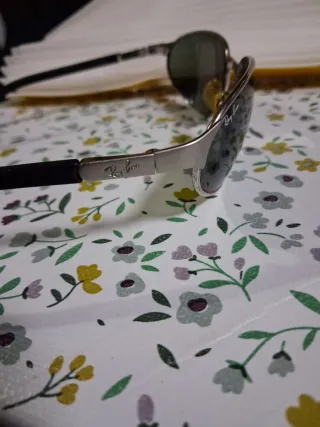 Gafas de sol Ray-Ban plateadas y verdes