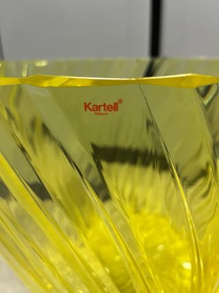 Mesa auxiliar Kartell amarilla