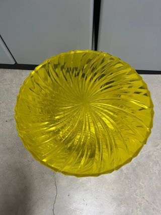 Mesa auxiliar Kartell amarilla