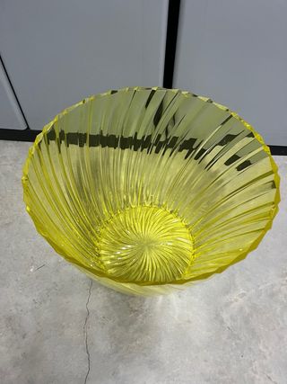 Mesa auxiliar Kartell amarilla