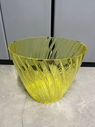 Mesa auxiliar Kartell amarilla