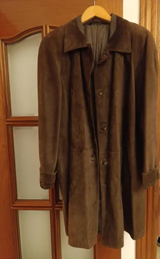 Chaqueta 3/4 ante de color chocolate.