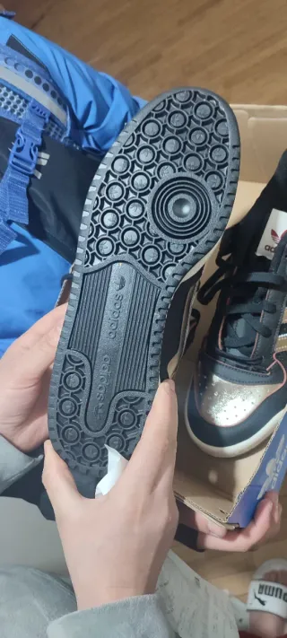 Zapatillas Adidas Negras y Doradas