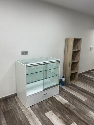 Vitrina expositora de cristal con ruedas