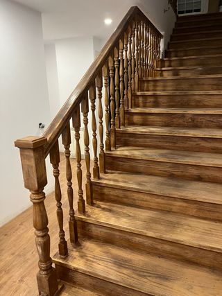 Escalera maciza de nogal