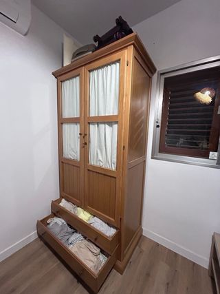 Guardaroba in legno con porte in vetro