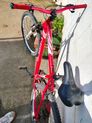 Bicicleta de montaña roja