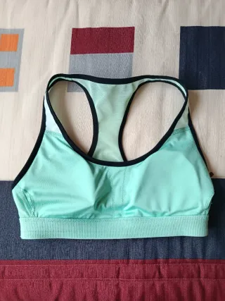 Top deportivo Reebok verde y negro