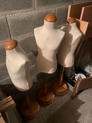 Maniquí infantil beige con base de madera